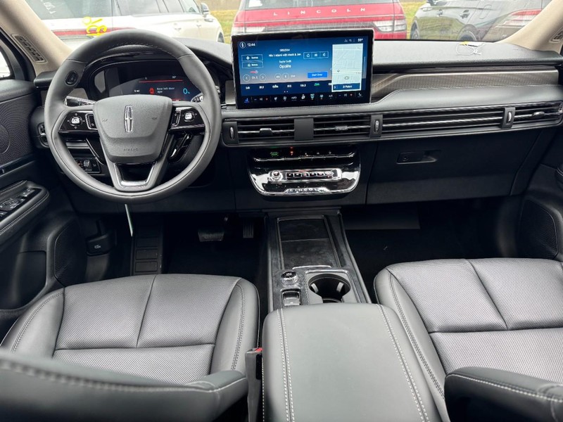 Lincoln Corsair Vehicle Full-screen Gallery Image 09