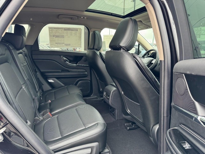 Lincoln Corsair Vehicle Full-screen Gallery Image 13