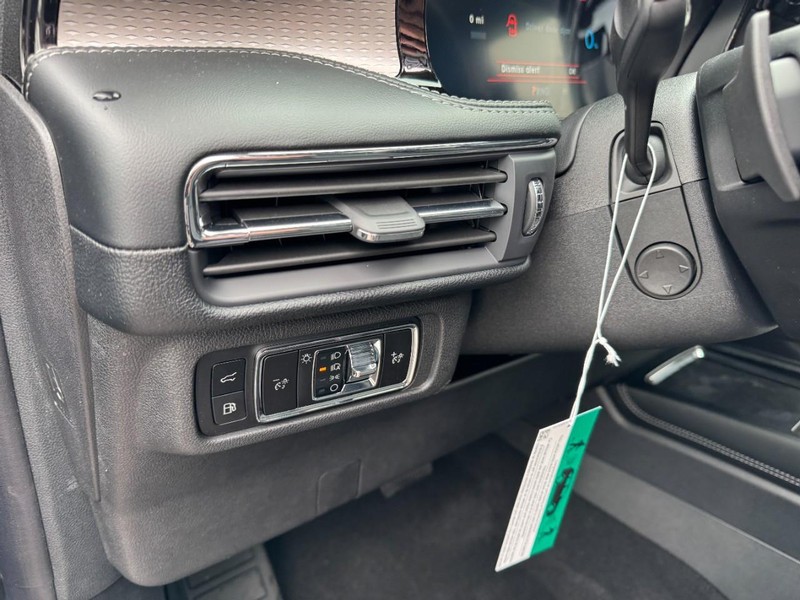 Lincoln Corsair Vehicle Full-screen Gallery Image 14