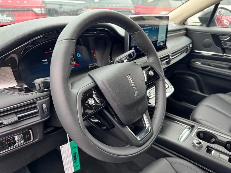 Lincoln Corsair Vehicle Full-screen Gallery Image 15