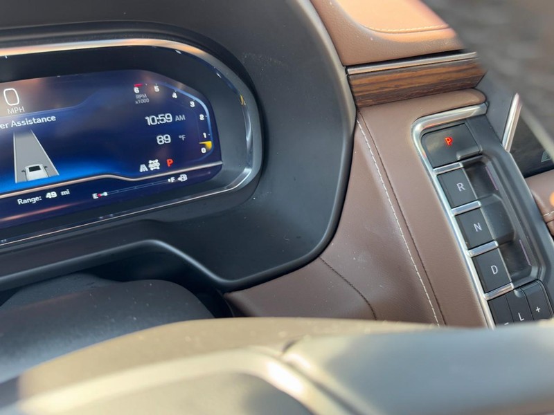 Chevrolet Tahoe Vehicle Full-screen Gallery Image 21