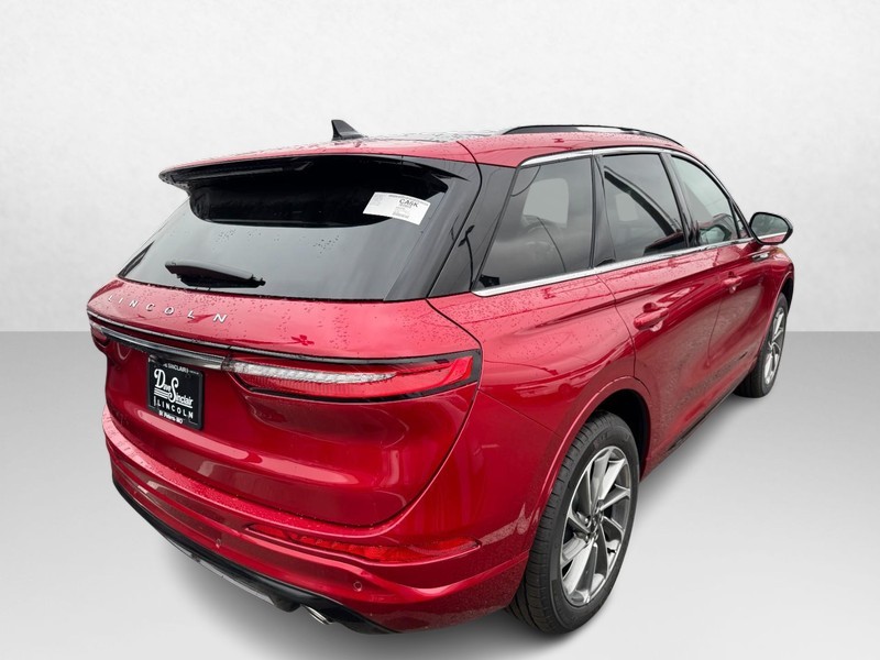 Lincoln Corsair Vehicle Full-screen Gallery Image 05