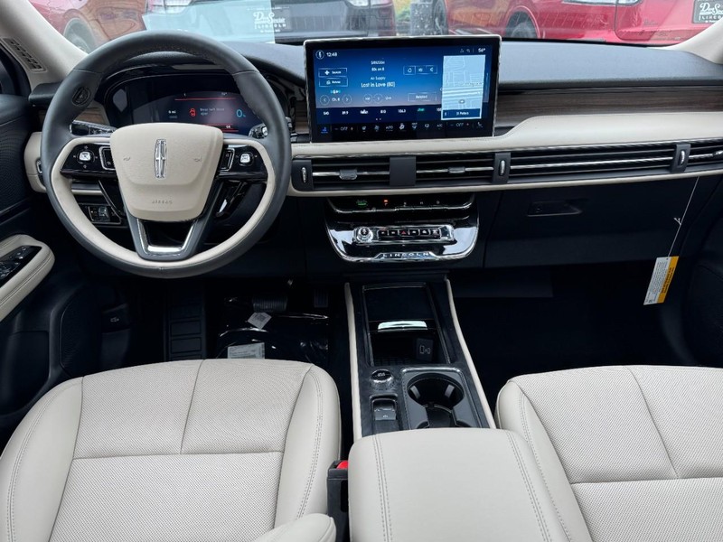 Lincoln Corsair Vehicle Full-screen Gallery Image 09