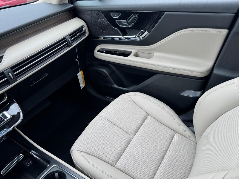 Lincoln Corsair Vehicle Full-screen Gallery Image 11