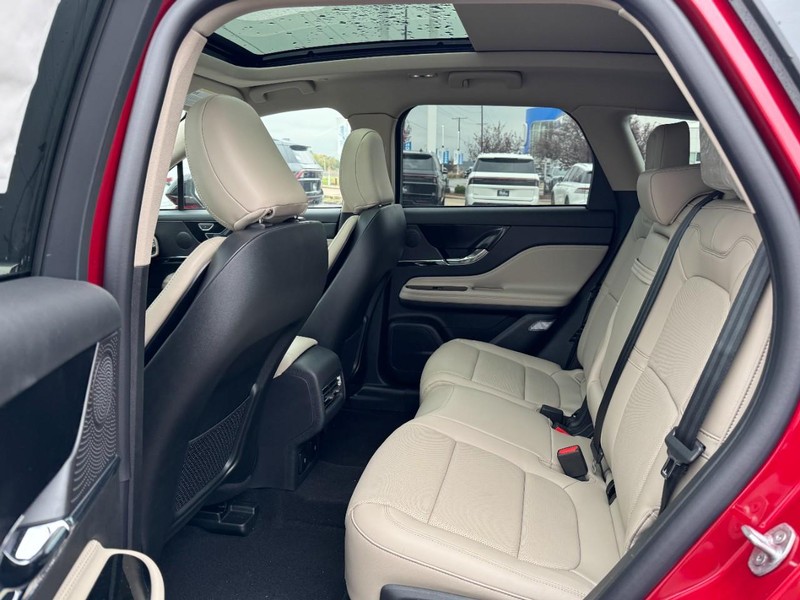 Lincoln Corsair Vehicle Full-screen Gallery Image 12