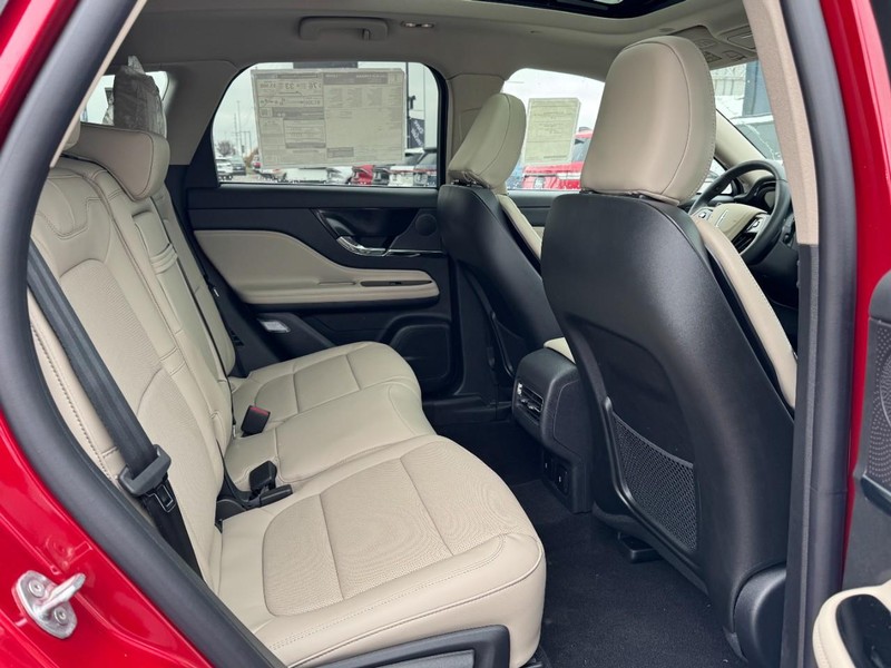 Lincoln Corsair Vehicle Full-screen Gallery Image 13