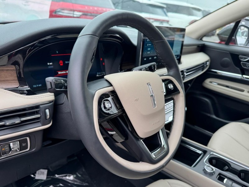 Lincoln Corsair Vehicle Full-screen Gallery Image 15