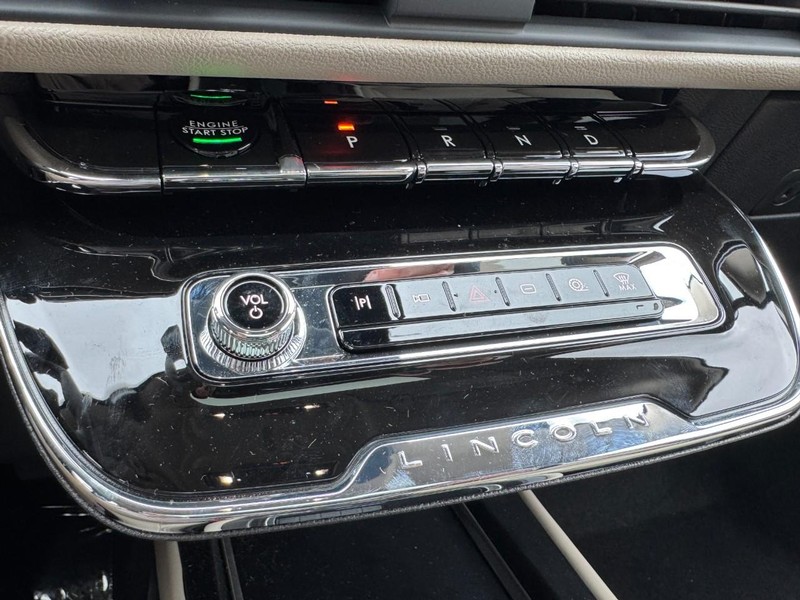 Lincoln Corsair Vehicle Full-screen Gallery Image 17