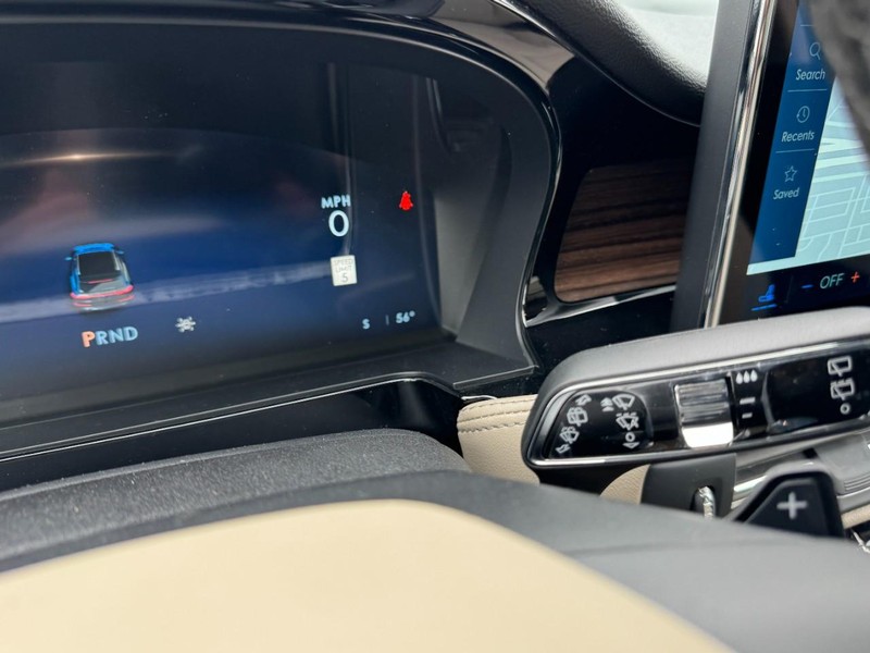 Lincoln Corsair Vehicle Full-screen Gallery Image 21