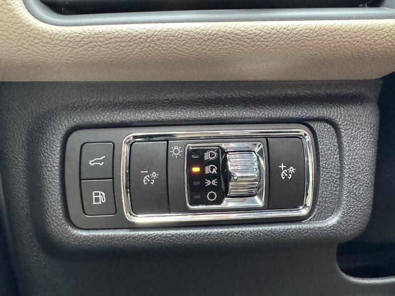 Lincoln Corsair Vehicle Full-screen Gallery Image 22