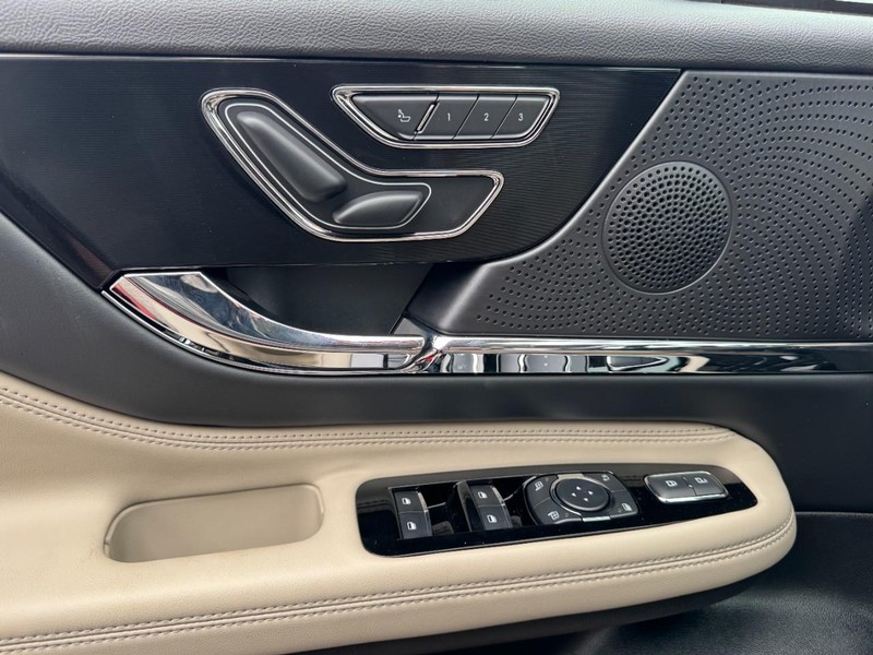 Lincoln Corsair Vehicle Full-screen Gallery Image 25