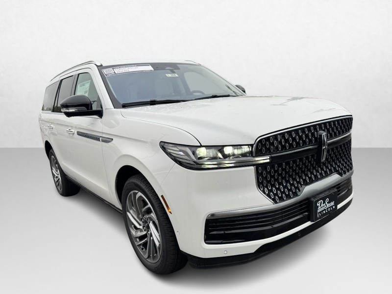 Lincoln Navigator Vehicle Full-screen Gallery Image 03