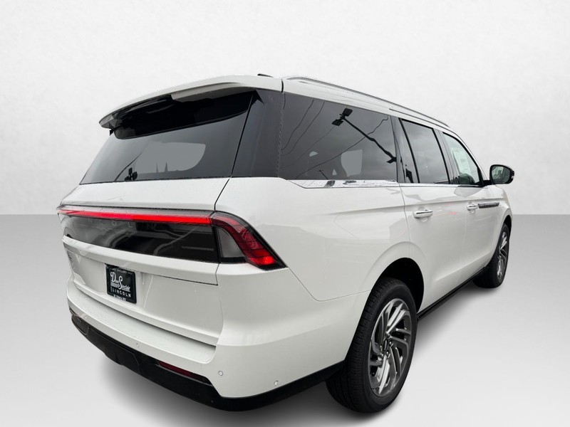 Lincoln Navigator Vehicle Full-screen Gallery Image 05