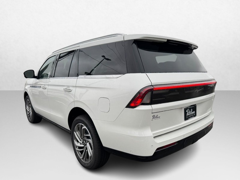 Lincoln Navigator Vehicle Full-screen Gallery Image 07