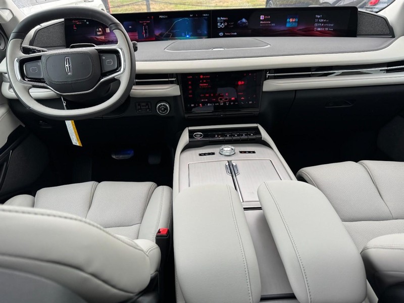 Lincoln Navigator Vehicle Full-screen Gallery Image 09