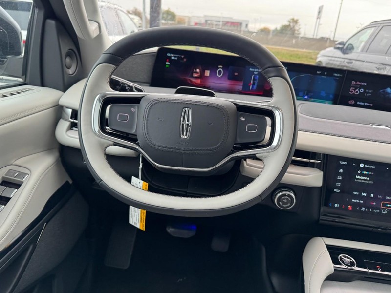 Lincoln Navigator Vehicle Full-screen Gallery Image 10