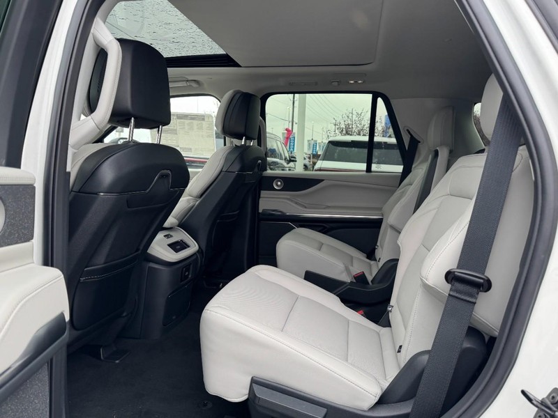 Lincoln Navigator Vehicle Full-screen Gallery Image 12