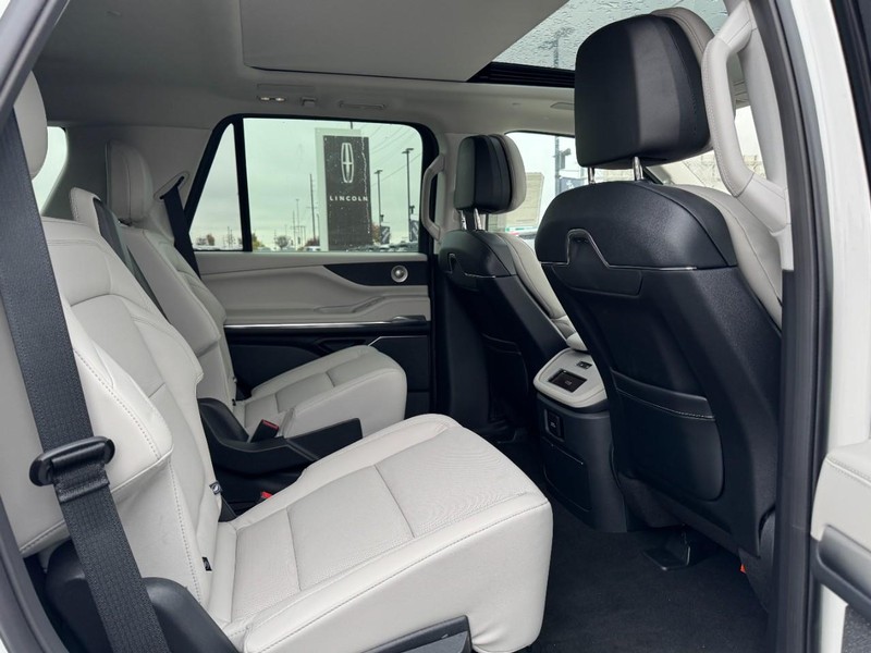 Lincoln Navigator Vehicle Full-screen Gallery Image 13