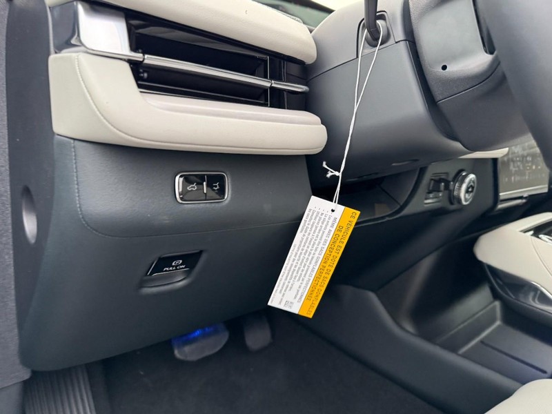 Lincoln Navigator Vehicle Full-screen Gallery Image 14