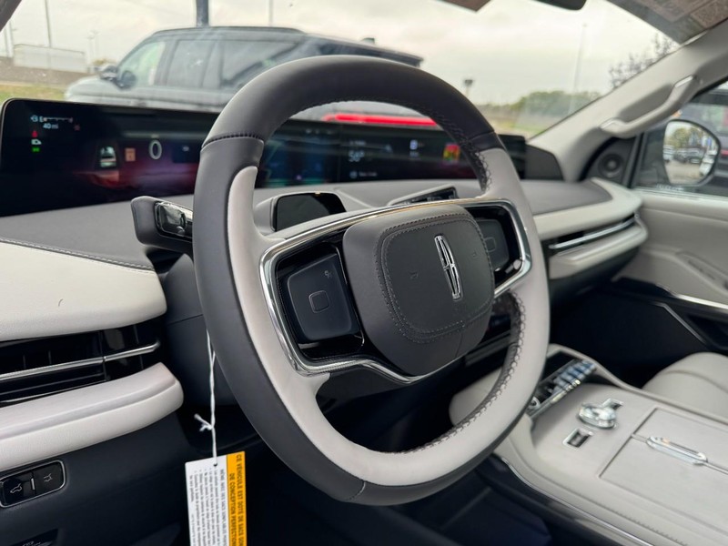 Lincoln Navigator Vehicle Full-screen Gallery Image 15