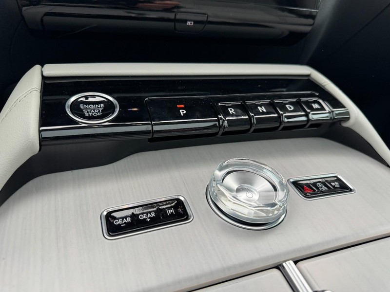 Lincoln Navigator Vehicle Full-screen Gallery Image 17