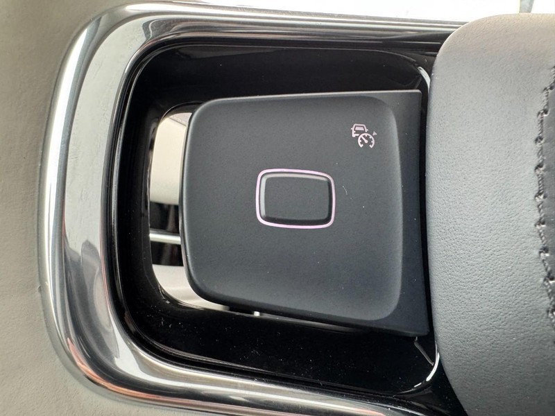 Lincoln Navigator Vehicle Full-screen Gallery Image 18