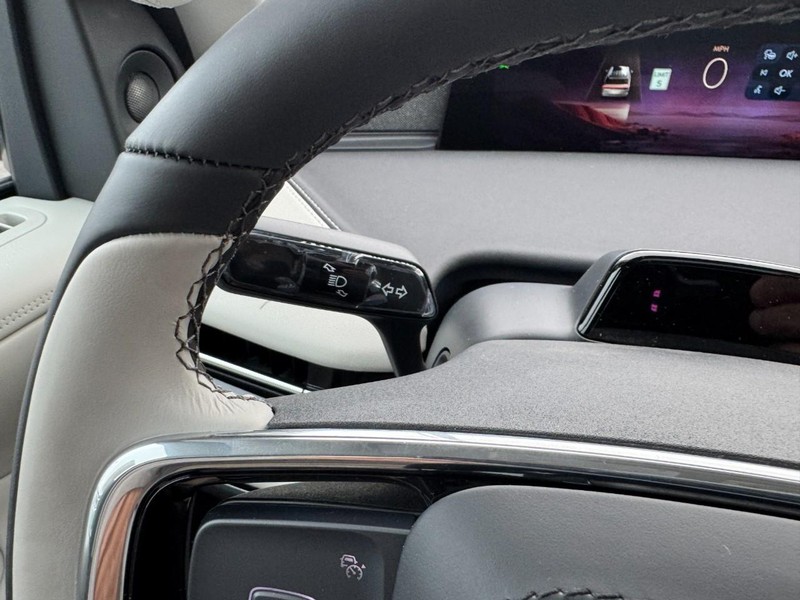 Lincoln Navigator Vehicle Full-screen Gallery Image 20