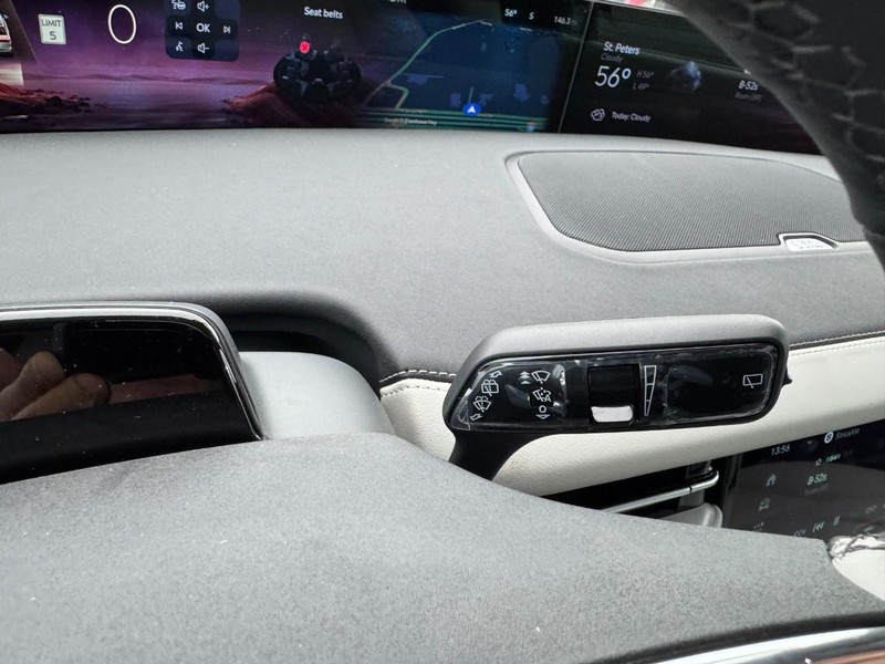 Lincoln Navigator Vehicle Full-screen Gallery Image 21