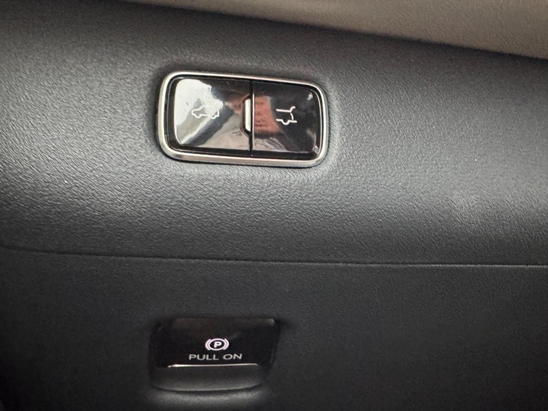 Lincoln Navigator Vehicle Full-screen Gallery Image 22