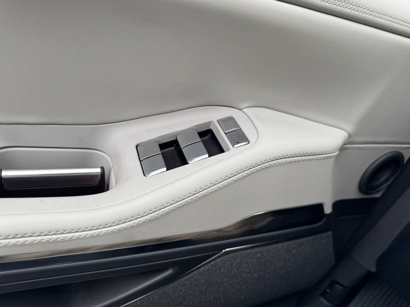 Lincoln Navigator Vehicle Full-screen Gallery Image 25