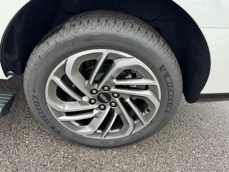 Lincoln Navigator Vehicle Full-screen Gallery Image 27