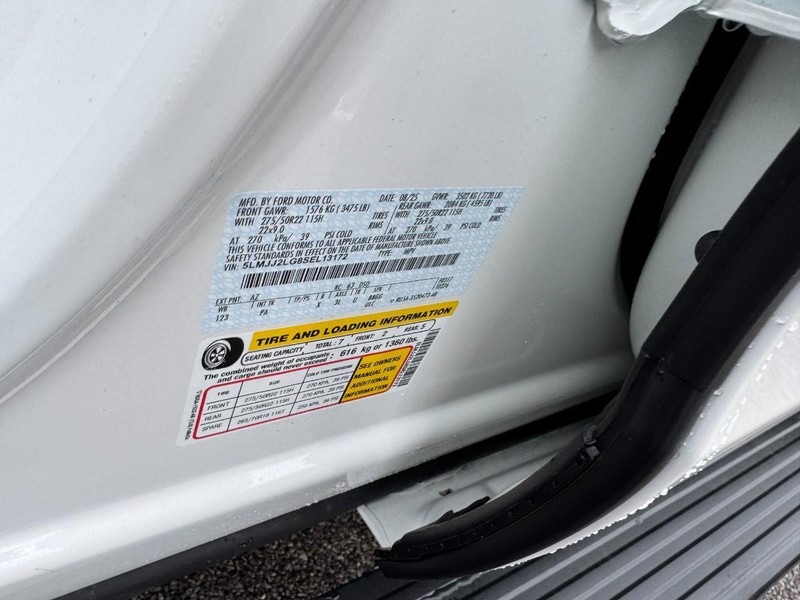 Lincoln Navigator Vehicle Full-screen Gallery Image 28