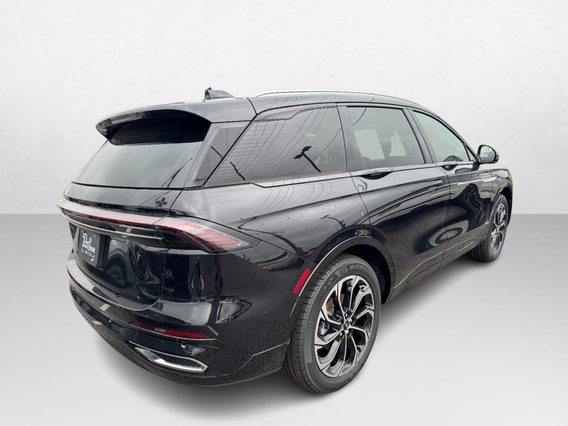 Lincoln Nautilus Vehicle Full-screen Gallery Image 05