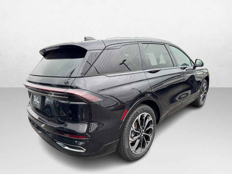 Lincoln Nautilus Vehicle Full-screen Gallery Image 06