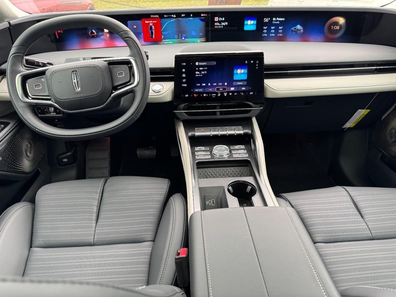 Lincoln Nautilus Vehicle Full-screen Gallery Image 09