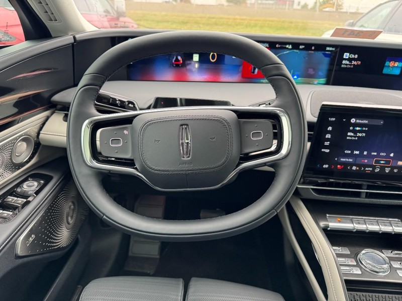 Lincoln Nautilus Vehicle Full-screen Gallery Image 10