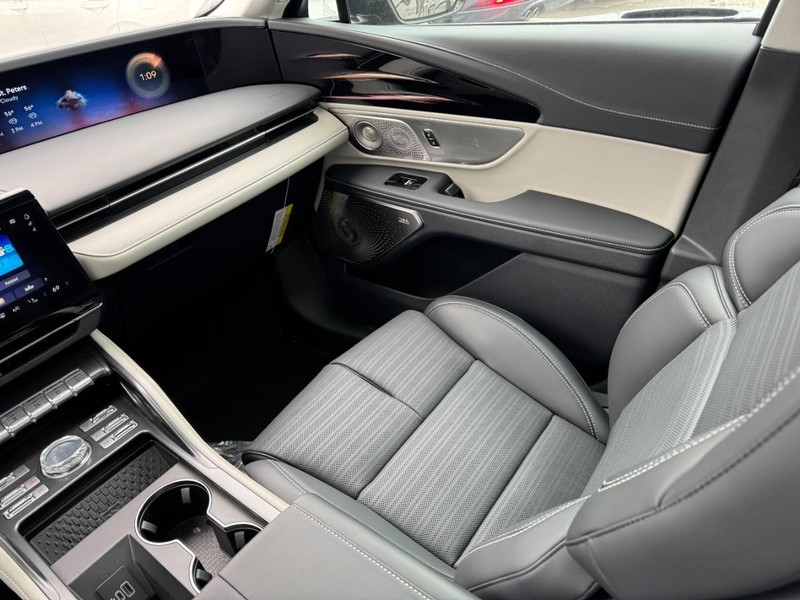 Lincoln Nautilus Vehicle Full-screen Gallery Image 11