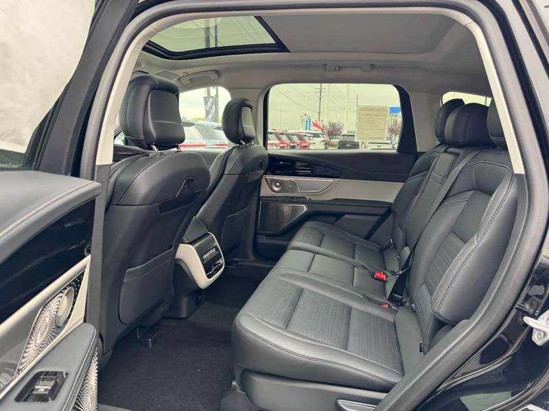 Lincoln Nautilus Vehicle Full-screen Gallery Image 12