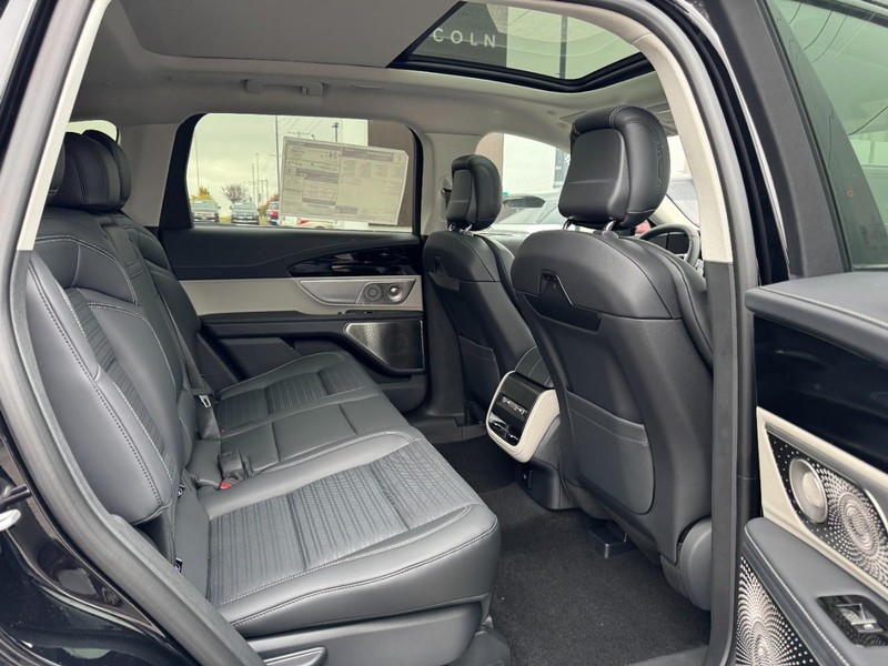 Lincoln Nautilus Vehicle Full-screen Gallery Image 13