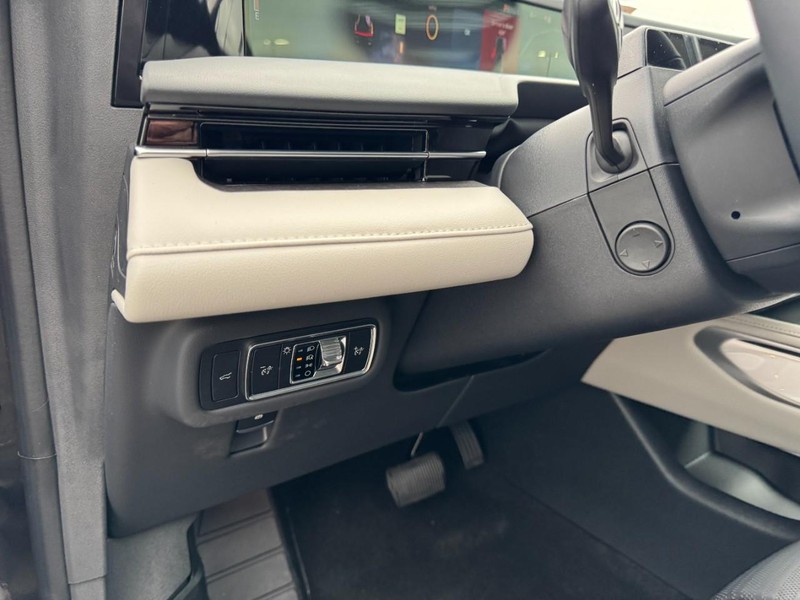 Lincoln Nautilus Vehicle Full-screen Gallery Image 14