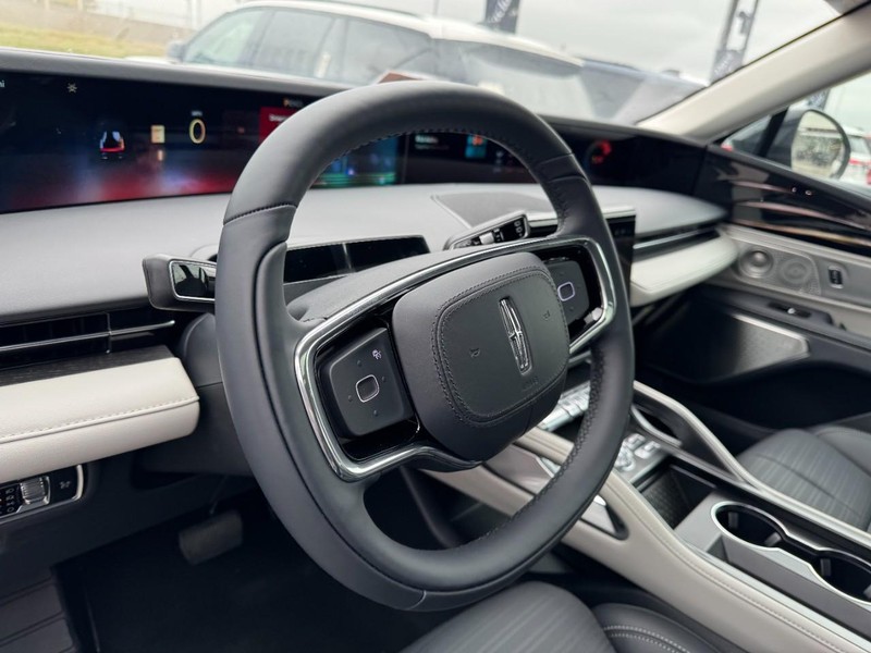 Lincoln Nautilus Vehicle Full-screen Gallery Image 15