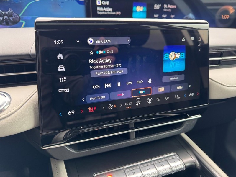 Lincoln Nautilus Vehicle Full-screen Gallery Image 16