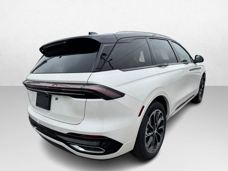 Lincoln Nautilus Vehicle Full-screen Gallery Image 05