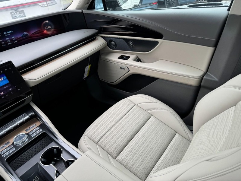 Lincoln Nautilus Vehicle Full-screen Gallery Image 11