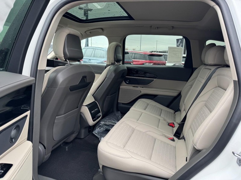 Lincoln Nautilus Vehicle Full-screen Gallery Image 12