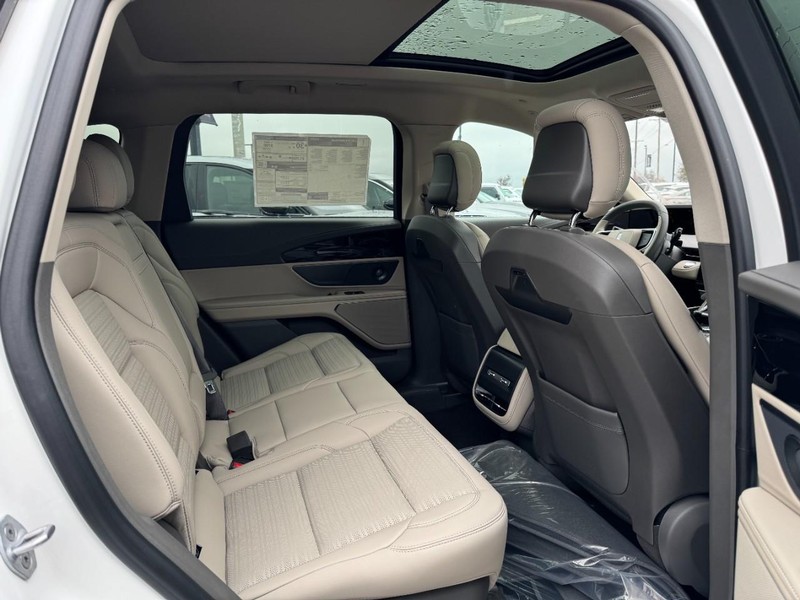 Lincoln Nautilus Vehicle Full-screen Gallery Image 13