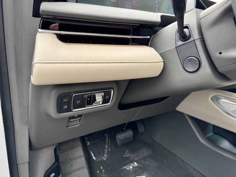 Lincoln Nautilus Vehicle Full-screen Gallery Image 14