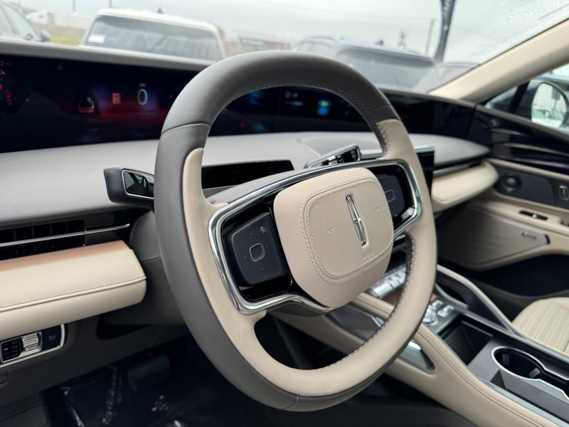 Lincoln Nautilus Vehicle Full-screen Gallery Image 15