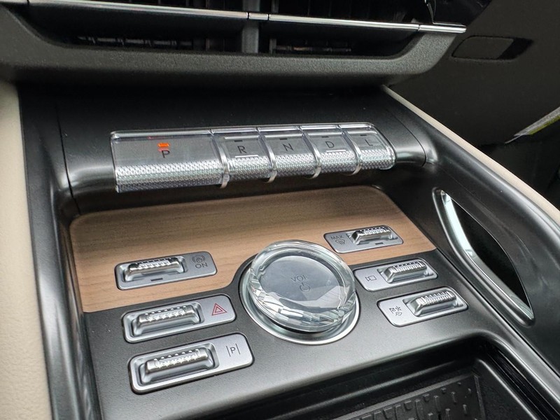 Lincoln Nautilus Vehicle Full-screen Gallery Image 17