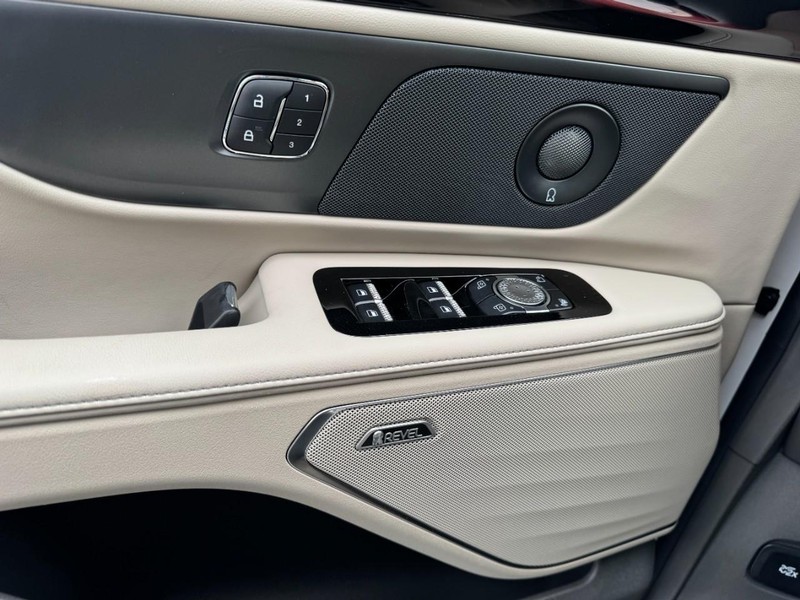 Lincoln Nautilus Vehicle Full-screen Gallery Image 25